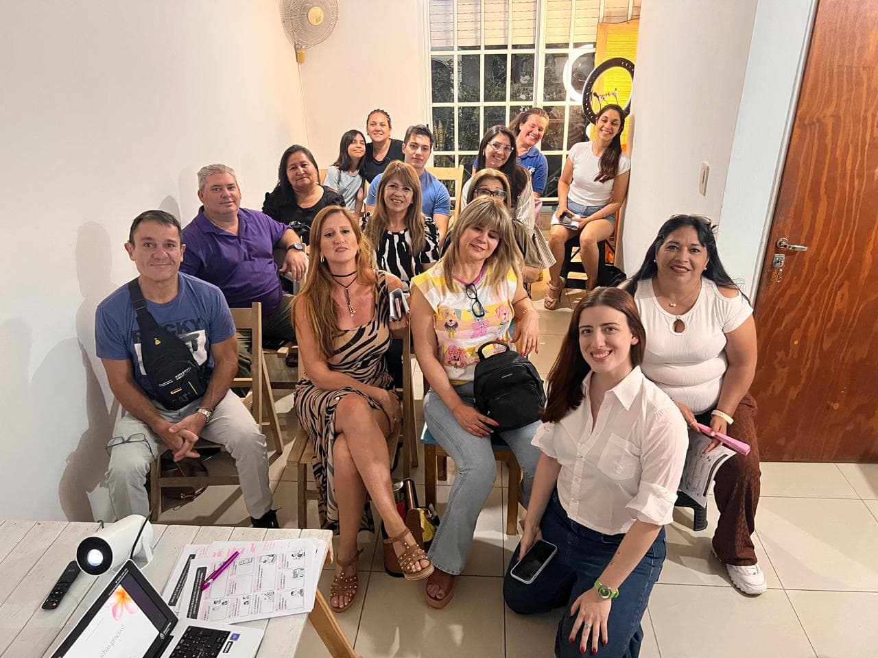 Geraldine junto a estudiantes de Marketing con Geral